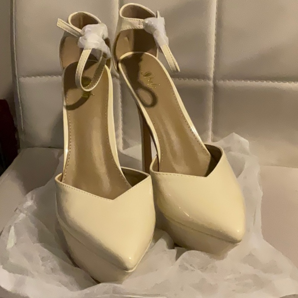 NWOT Patent leather 6’ high stepping platform heels